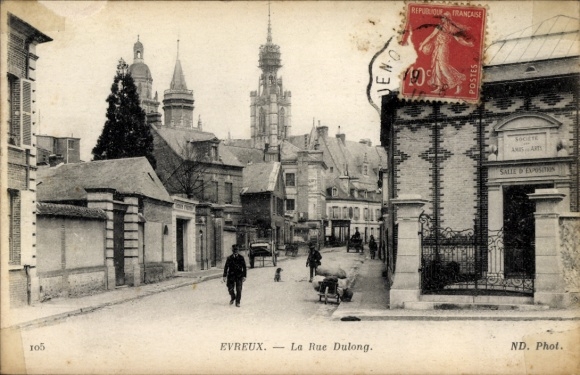 Postcard Évreux Eure, street with buildings, trees, people, architecture