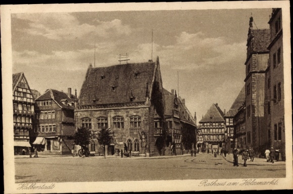 Ak Halberstadt am Harz, Rathaus am Halbermarkt,  Gebäude, Menschen auf der Straße