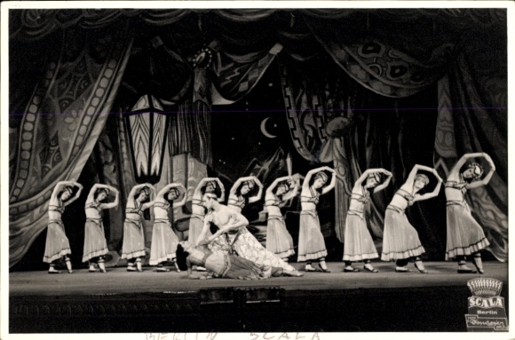 Photo Postcard Berlin Schöneberg, Scala, dancers on stage