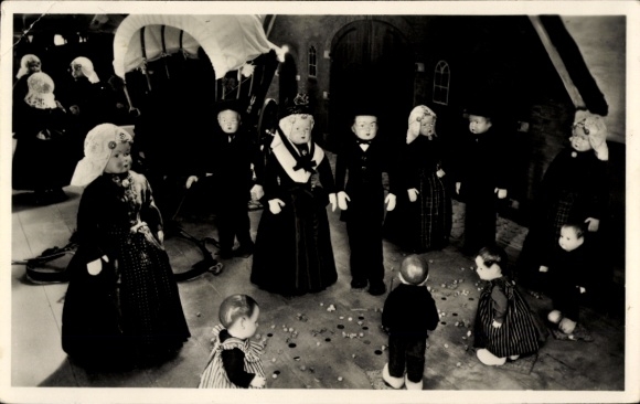 Postcard Dutch costume, dolls in folk costumes, children playing