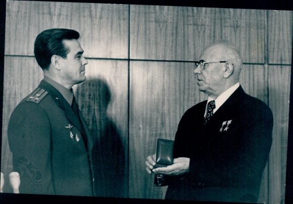Photo award of Soviet cosmonauts 1973, Soyuz 12, cosmonaut OG Makarov, Podgorny