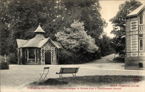 Ak Forges les Eaux Seine Maritime, Rustieke kiosk of waterfontein bij de thermen