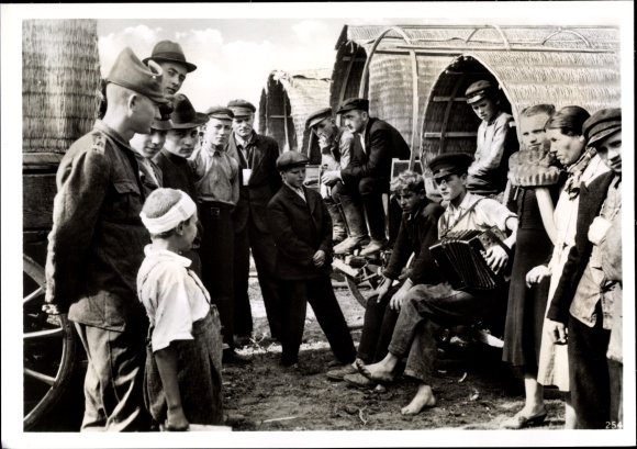 Photo Hoffmann, Heinrich, Galați Galatz Romania, reception camp for Bessarabian Germans, October 1940