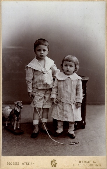 Kabinett Foto Berlin, Junge und Mädchen mit Holzpferd, Spielzeugpferd