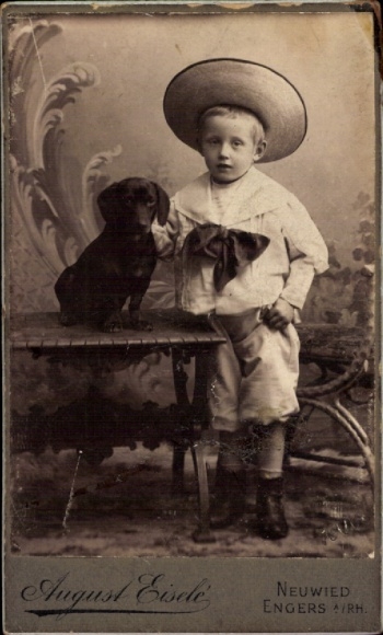 Kabinett Foto Neuwied, Junge mit Dackel, Portrait