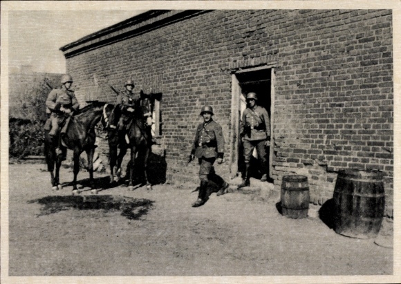 KP SS, policja na wschodzie, patrol policji konnej sprząta polskie gospodarstwo rolne, wojna WHW 1939/40
