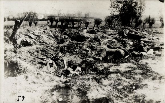 Photo Postcard Fallen soldiers on the battlefield, WWI