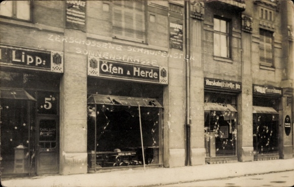 Foto Ak München, Revolutionstage, bei Straßenkämpfen zerschossene Schaufenster, Sonnenstraße
