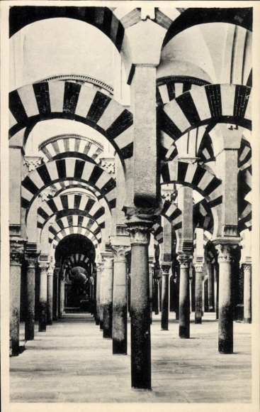 KP Kordoba Andaluzja Hiszpania, widok wnętrza Meczetu, kolumny, łuki, fotografia czarno-biała