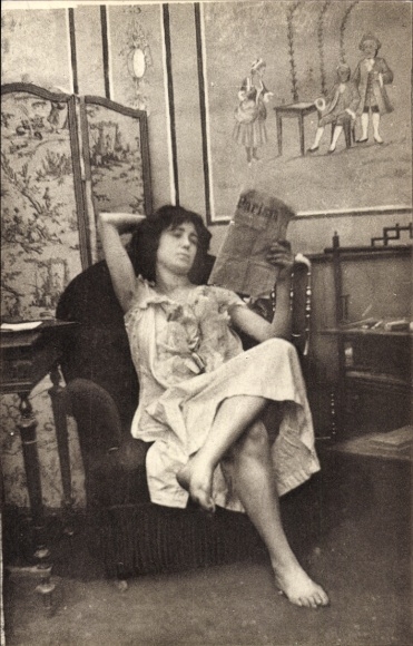 KP Parisiennes fin de siecle, kobieta w bieliźnie czytająca gazetę, fotel