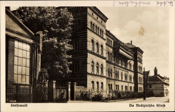Ak Hansestadt Greifswald, Vorderansicht der Medizinischen Klinik,  Architektur, Schwarz-Weiß-Foto