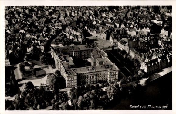Ak Kassel in Hessen, Luftaufnahme von  Wiesen, Gebäude, Schwarz-Weiß-Fotografie