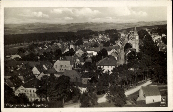 Ak Scheibenberg im Erzgebirge, Luftaufnahme, Stadtansicht, viele Häuser, Kirchturm, Bäume, Erzgeb
