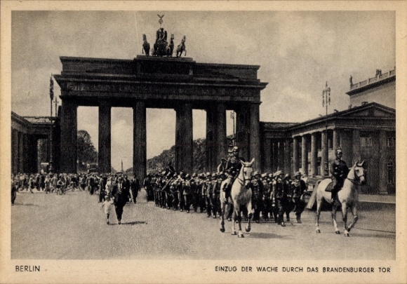 Postcard Berlin, Entry of the Guard at the Brandenburg Gate, Pariser Platz