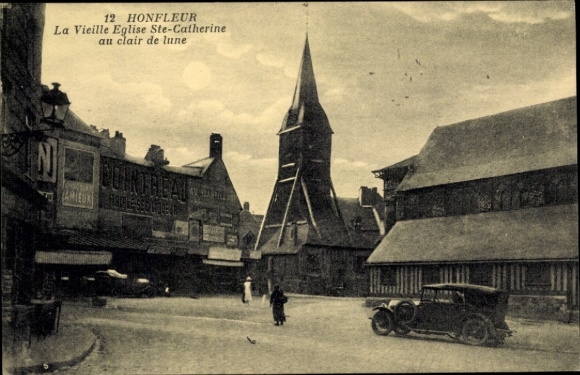 Ak Honfleur Calvados, Vielé Eglise Ste-Catherine, Mondschein, alte Gebäude, Auto
