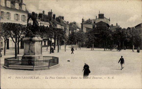 Ak Fontainebleau Seine et Marne,  Place Centrale, Statue des Général Damesme, Stadtansicht, Bäume
