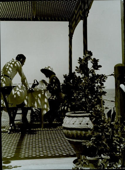 Photo Paul Wolff, Napoli Naples Campania, couple at table, vacation, sea view