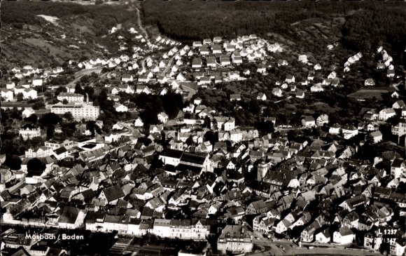 KP Mosbach am Odenwald Baden, widok z lotu ptaka na wiele domów, w tle zielone wzgórza