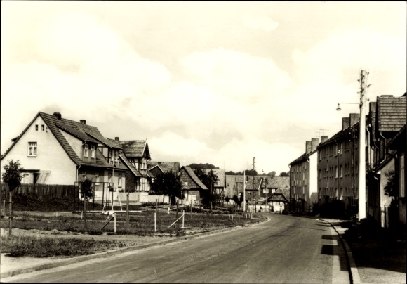 KP Uder im Eichsfeld Turyngia, trawnik przy strumieniu, fragment ulicy