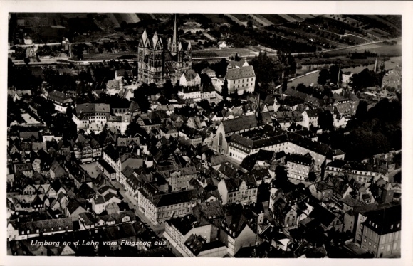 Ak Limburg an der Lahn, Luftaufnahme von Limburg, r Stadtkern, gotische Architektur