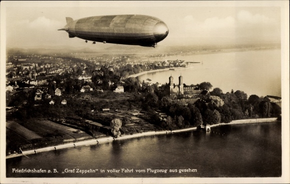 Ak Friedrichshafen am Bodensee, Graf Zeppelin in voller Fahrt, Fliegeraufnahme, LZ 127