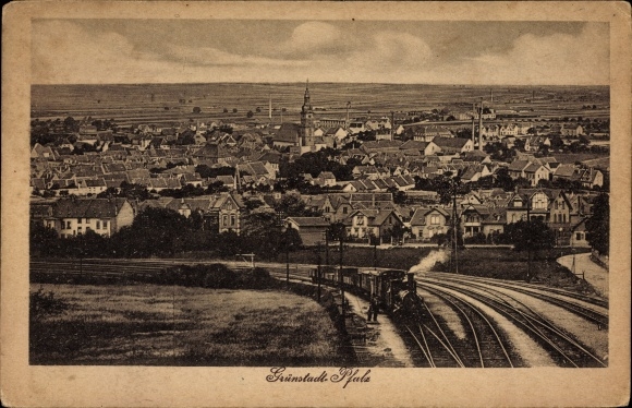 Ak Grünstadt im Kreis Bad Dürkheim, Panoramablick über die Stadt, Bahnstrecke, Dampflokomotive