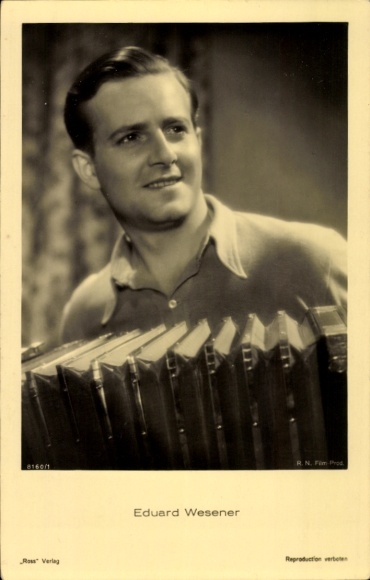 Ak Schauspieler Eduard Wesener, Portrait, Akkordeon