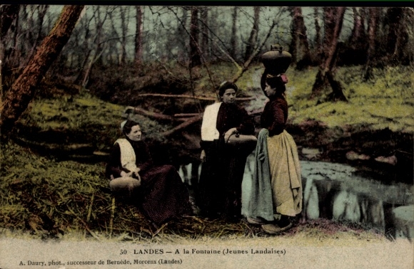CPA Landes, A la Fontaine, Jeunes Landaises