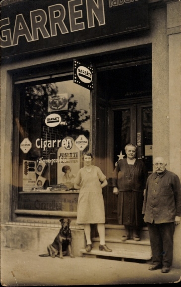 foto Ak Berlin Prenzlauer Berg, sigarenwinkel Prenzlauer Allee 10, etalage, gezin, hond