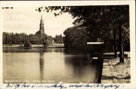 Ak Neugersdorf in der Lausitz, Teilweise idyllische Landschaft, Kirche im Hintergrund, ruhiger...