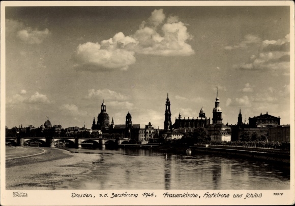 Postcard Dresden Altstadt, Frauenkirche, Hofkirche, Schloss