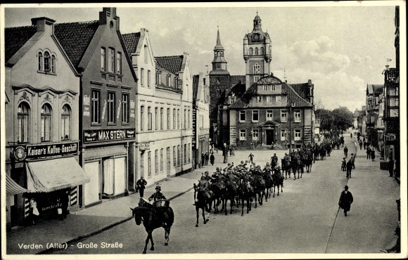 Postcard Verden an der Aller, Große Straße, soldiers on horses, Kaiser's coffee shop