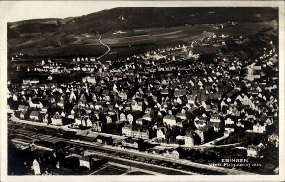 Ak Ebingen Albstadt in Württemberg, Luftaufnahme von  viele Dächer sichtbar, Blick vom Flugzeug