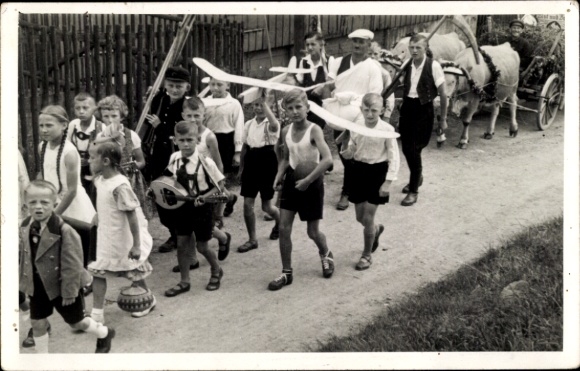 Ak Kleinneuschönberg Olbernhau im Erzgebirge, Kinderumzug, traditionelle Kleidung, Musikinstru...
