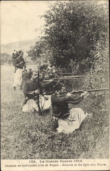 Postcard Zouaves taking cover near Noyon, WWI