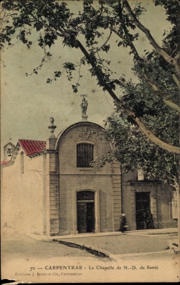 Ak Carpentras Vaucluse, Chapelle de N.-D. de Santé, Gebäude mit Statue, Bäume im Vordergrund