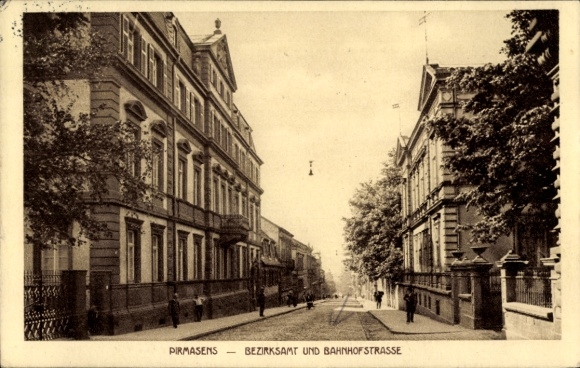 Ak Pirmasens am Pfälzerwald,  Bezirksamt, Bahnhofstraße