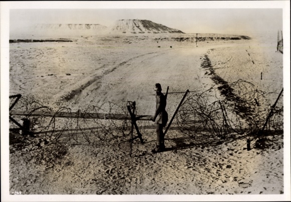 Zdjęcie H. Hoffmann, włoski wartownik na blokadzie przed El Alamein, październik 1942 r
