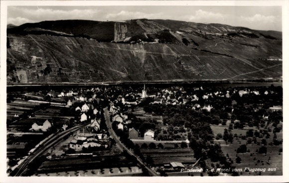 Postcard Pünderich on the Moselle, aerial view of Pünderich, Moselle, mountain landscape in the background