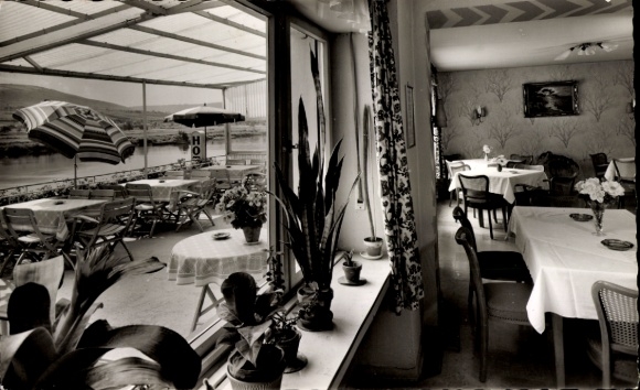 Ak Uerzig Ürzig an der Mosel, Hotel Weinhaus Moselschild, Terrasse, Inh. Emil Schild