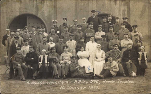 Foto Ak Berlin Treptow, Kriegergenesungsheim, Januar 1915, Deutsche Soldaten in Uniformen
