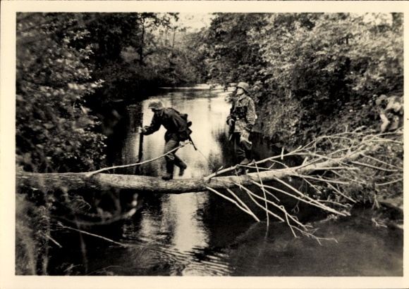 Postcard Waffen-SS, reconnaissance troop, crossing a river on a fallen tree