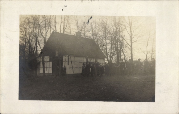 Foto Ak Osnabrück in Niedersachsen, Gruppe beim Tanz vor einem Fachwerkhaus