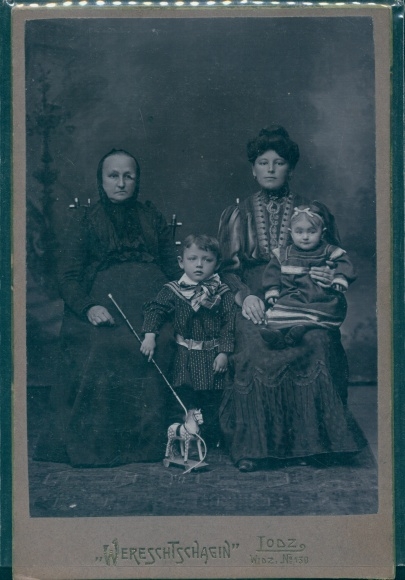 Kabinettfoto Zwei Frauen mit Kindern, Holzpferd, Portrait, Fotograf Wereschtschagin, Lodz