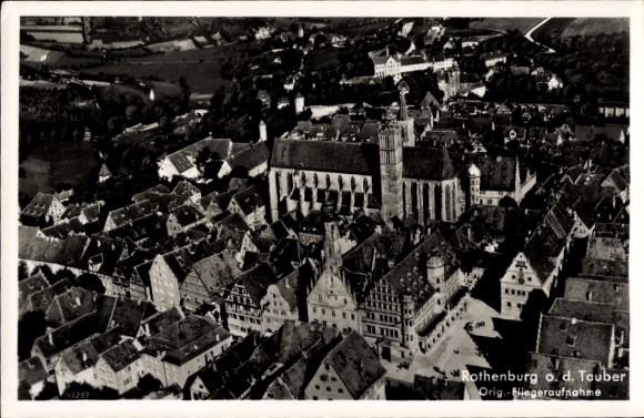 Ak Rothenburg ob der Tauber Mittelfranken, Luftaufnahme von Rothenburg, mittelalterliche Architek