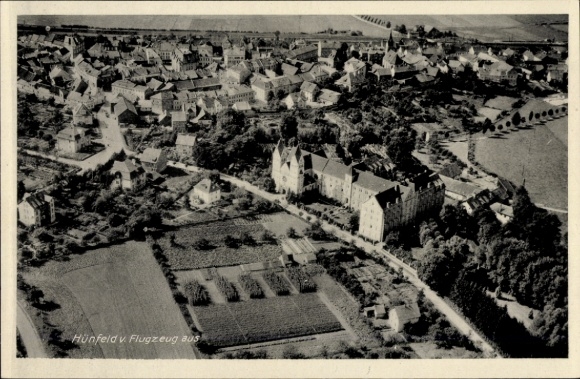 Ak Hünfeld in Hessen, luchtfoto van huizen, velden, vliegtuigzicht