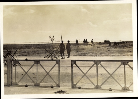 Photo Heinrich Hoffmann, French military guards in the port of Tunis, November 1942