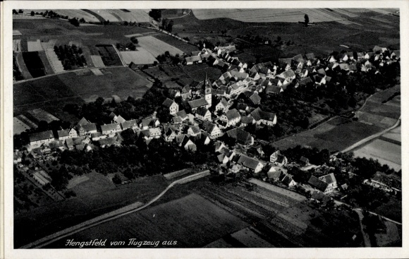 Ak Hengstfeld Wallhausen in Württemberg, Luftaufnahme von  viele Häuser, ländliche Umgebung