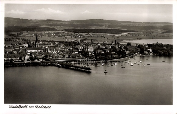 Ak Radolfzell am Bodensee, luchtfoto, stadsgezicht, Bodenmeer, boten, landschap