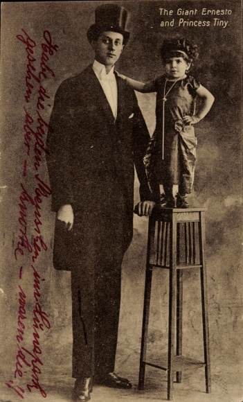 Postcard The Giant Ernesto, Princess Tiny